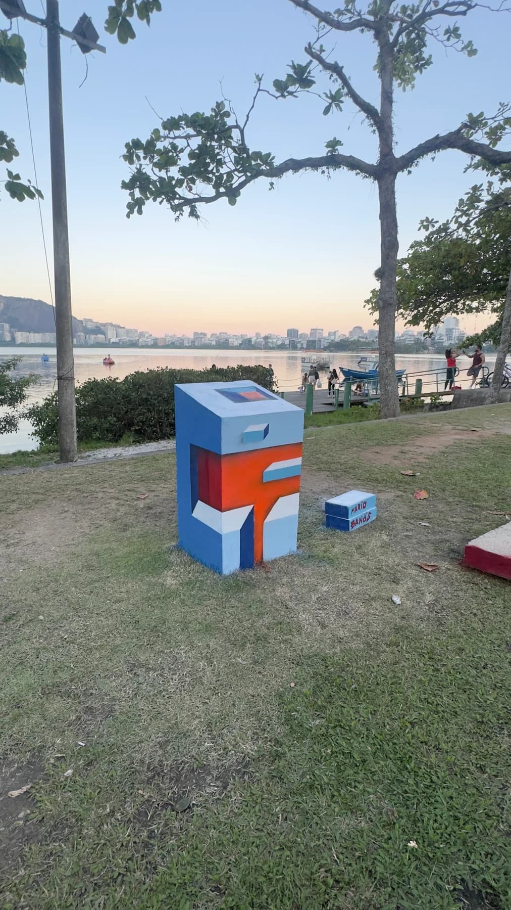 Imagem de destaque: Monólitho Urbano na Lagoa — arte como reordenação do invisível