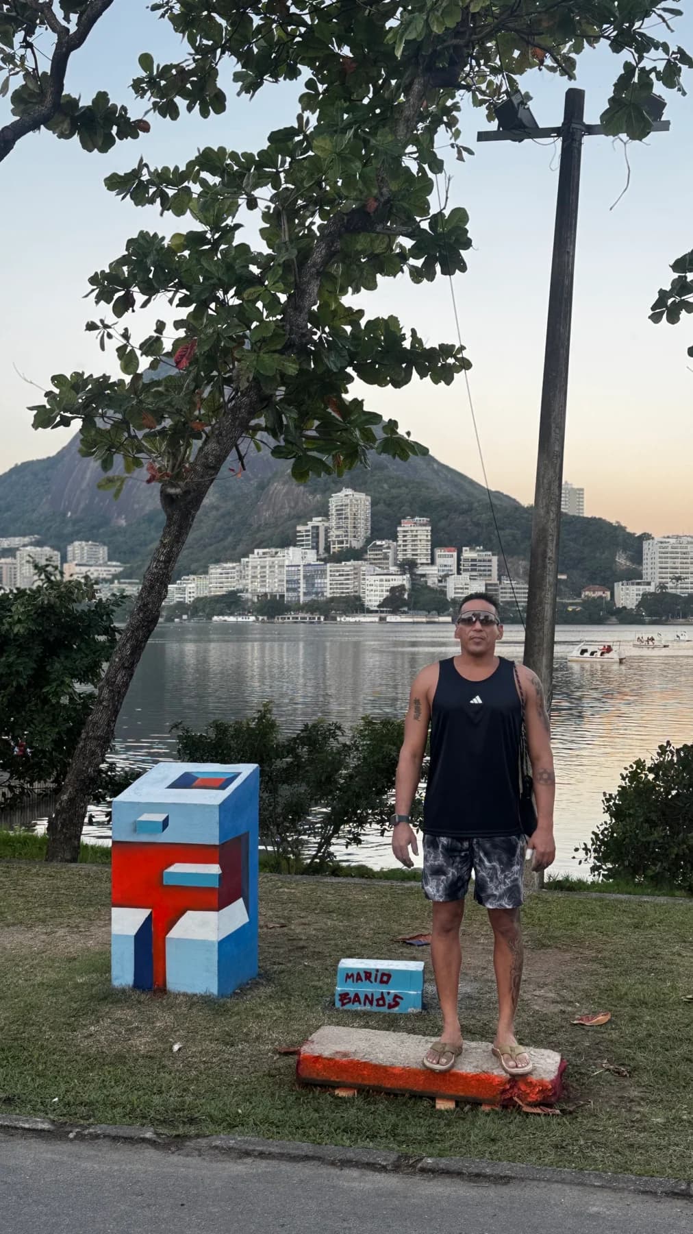 Mario Bands ao lado do Monólitho Urbano com a Lagoa Rodrigo de Freitas ao fundo