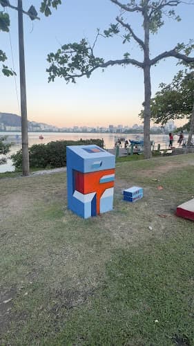 Monólitho Urbano de Mario Bands em composição geométrica azul, vermelha e branca