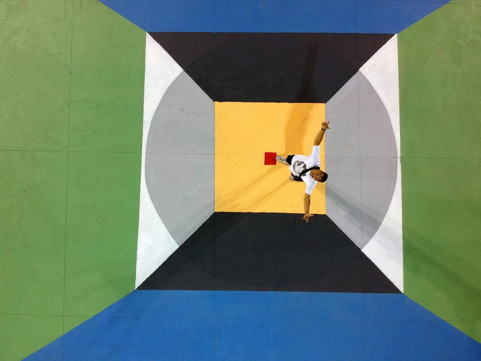 Mario Bands em obra geométrica