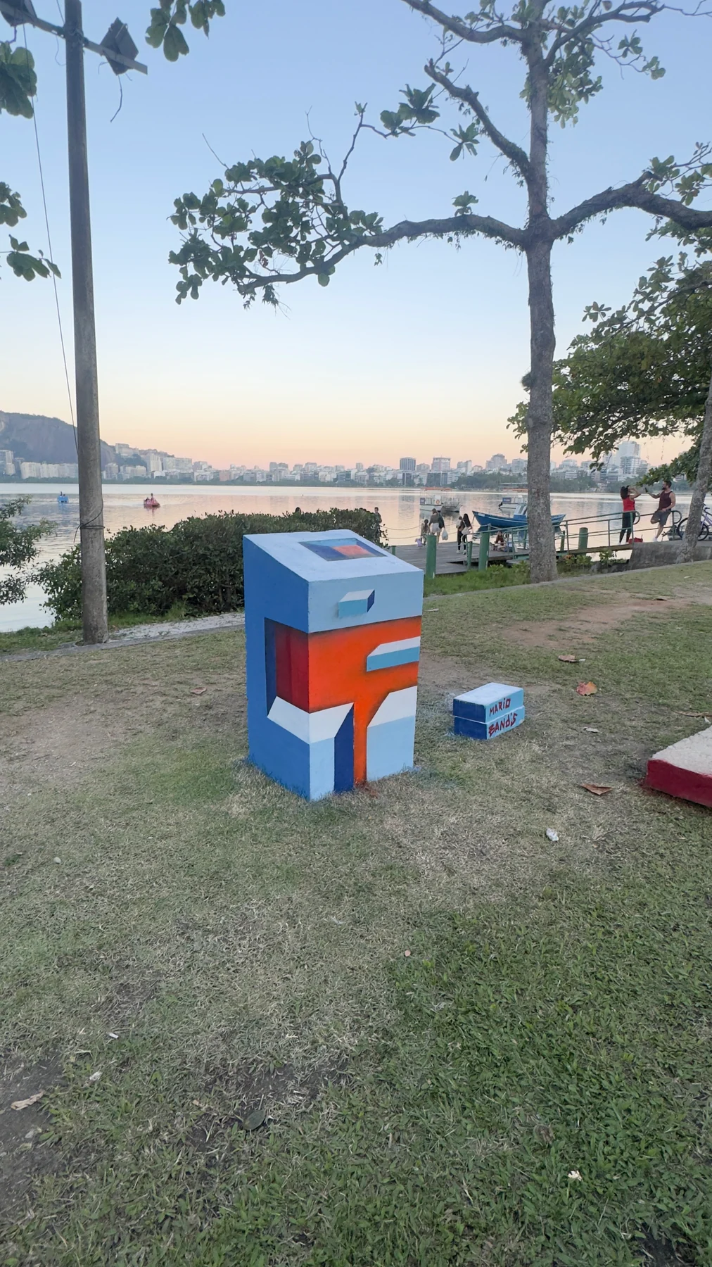 Monólitho Urbano na Lagoa · Acervo Mario Bands Monólitho Urbano pintado por Mario Bands diante da Lagoa Rodrigo de Freitas